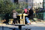 JCDecaux installe une table de jeu digitale dans un jardin parisien