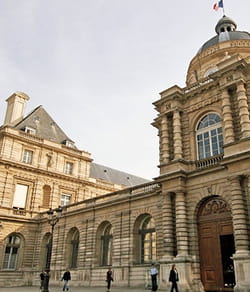 le sénat compte 343 sénateurs.