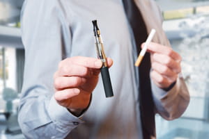 Fumer une cigarette &eacute;lectronique au travail, est-ce possible ?