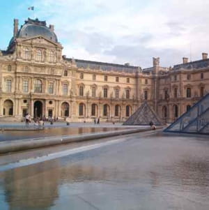 22 778 personnes visitent le louvre chaque jour.