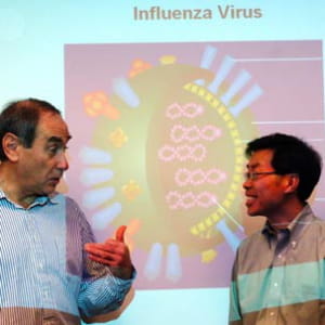 les professeurs alexander klibanov, jianzhu chen et jantaya haldar discutent de