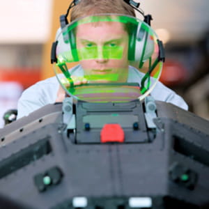 contrôle des systèmes du cockpit de l'eurofighter sur la chaîne d'assemblage