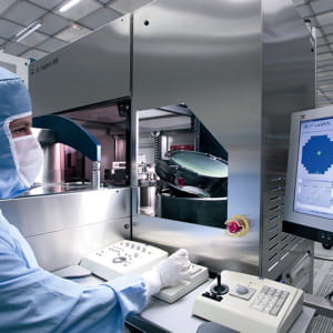 un technicien de st microelectronics dans une salle blanche à crolles.