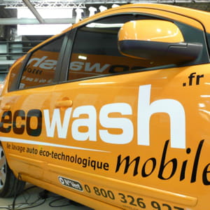 un véhicule du réseau dea franchises ecowash.