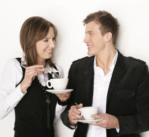 profitez des moments devant la machine à café pour sympathiser.