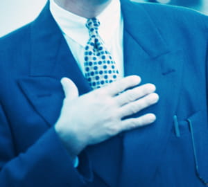 s'il se touche le torse avec insistance c'est qu'il désire se mettre en avant.
