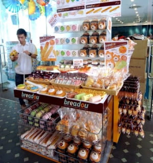 les breadou, des antistress en forme de pâtisserie, sont vendus dans un stand
