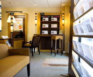 l'intérieur d'une agence century 21.