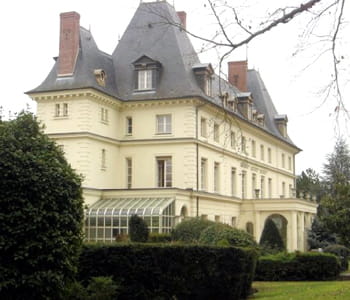 le château de frémigny emploie une équipe permanente de 45 personnes.