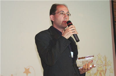 benoît sibaud, président de l'april, son lutèce d'or à la main.