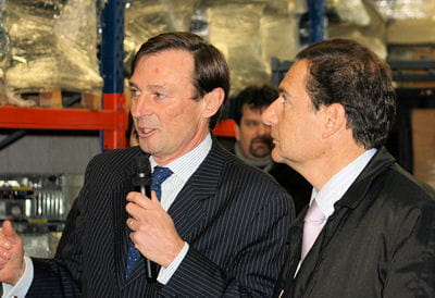 hervé baulme, le directeur général d'ecodair, fait visiter son entreprise à eric