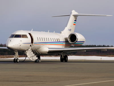 le bombardier de bouygues aux couleurs de son entreprise, ici à l'aéroport de
