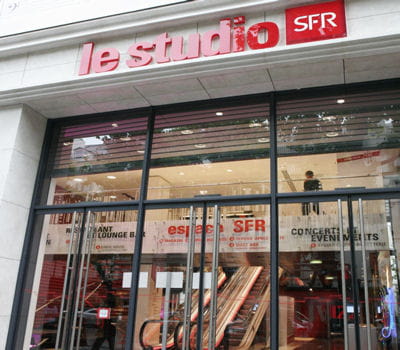 hall d'entrée du studio sfr au 9, rue tronchet, paris 8e.