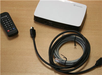 les câbles, y compris le hdmi, sont fournis. et ça, c'est très rare.