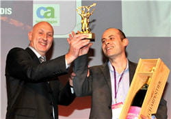 bruno dambrun a gauche directeur general srm recoit trophee facil itil est