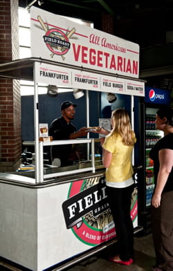 fiel roast vend ses frankfurters à base de blé lors des matchs de baseball de