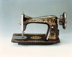 la première machine à coudre des frères yasui.