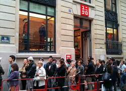 pour accéder au nouveau magasin parisien, les curieux ont dû patienter.